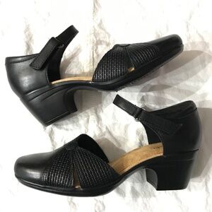 NEW Clarks Leather Emily Rae Black Pump Women's Size 8.5 Wide Ankle Strap